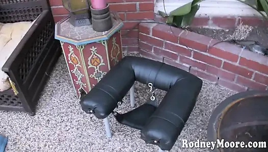 Телочка-блондинка с большими сиськами обожает трахаться на улице и кончить