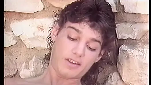 Genç adamlar seksi bir orta yaşlı seksi kadının yardımıyla bir yarağın tadının nasıl olduğunu keşfediyor