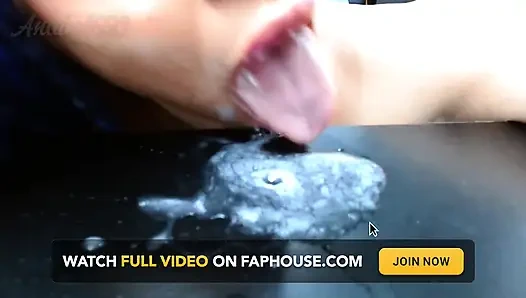 Penis putih datang untuk meniduri tenggorokan saya menghisap jiwa