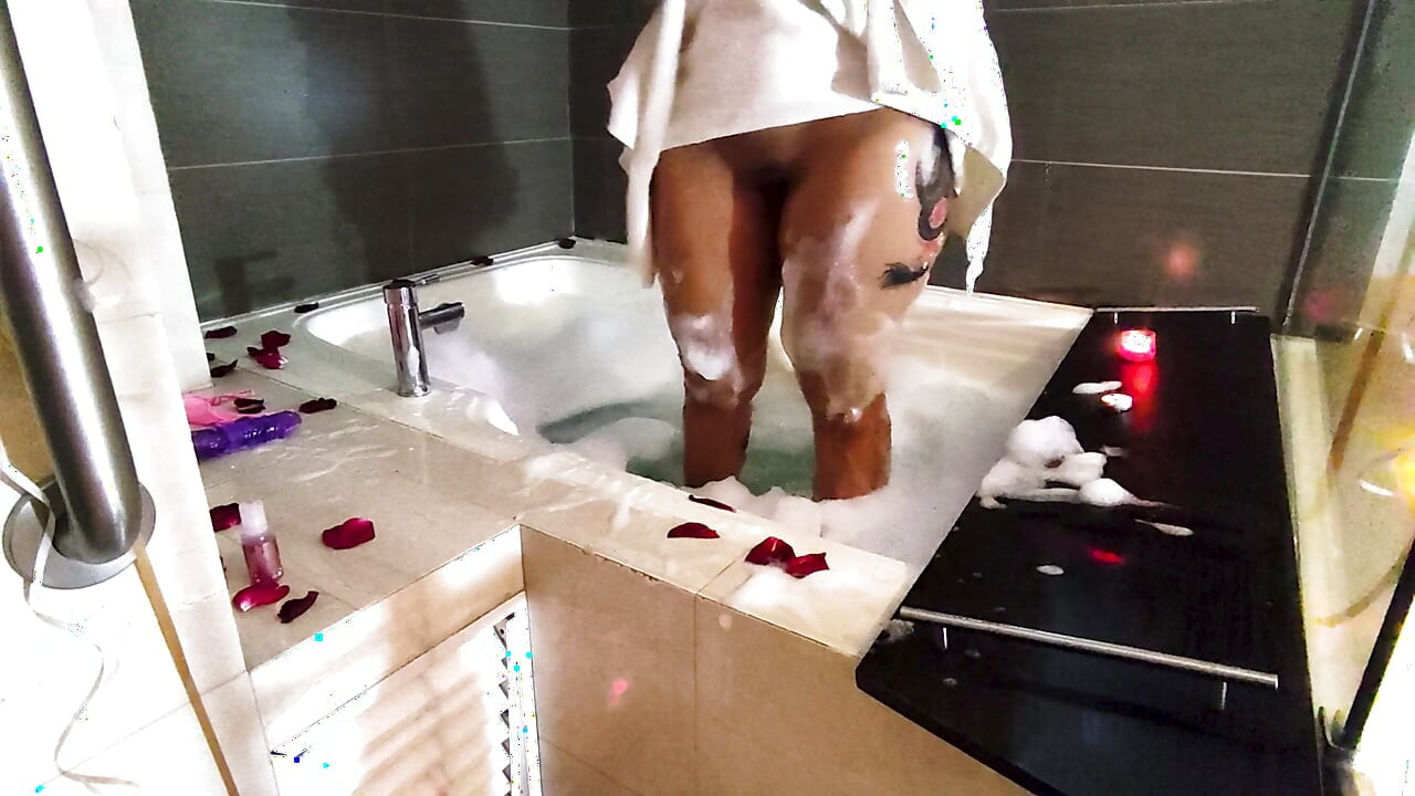 Romantische und nasse Masturbation in der Badewanne für Sie, mit Schaum und Rosenblättern.