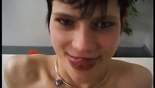 Brünette retro-schlampe mit kleinen titten gibt einen angenehmen blowjob