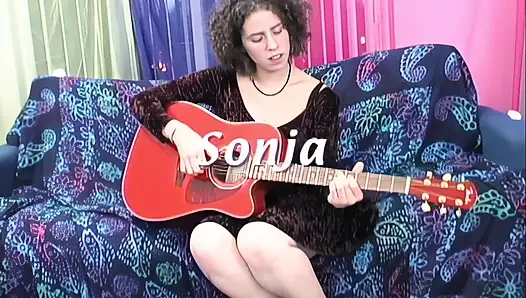 Gadis berbulu asal nautral lagi asik muasin memeknya di mana-mana! Solo Sonja