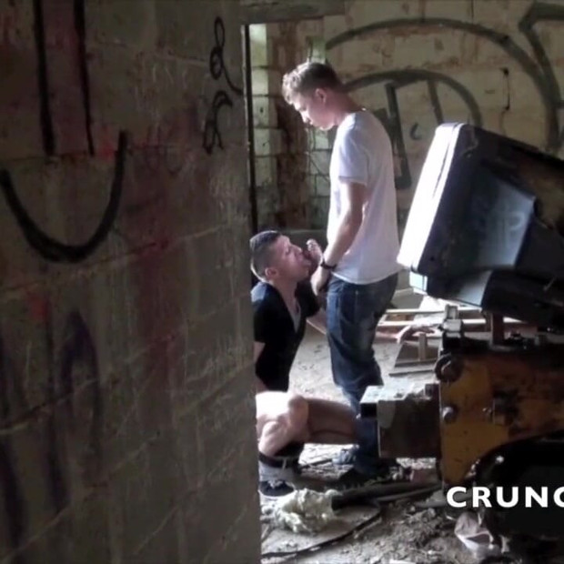 アラブのスラットがトップのブロンドのカメロン・フロストに野外でクルージングされる