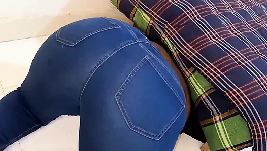 Открытые большие сиськи и огромная задница горячая горничная в тугих джинсах застряла под кроватью, и я начала мастурбировать после просмотра