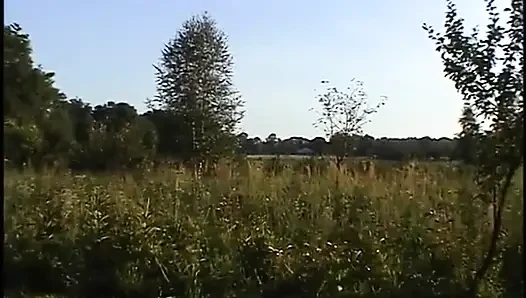 Грудастая зрелая блондинка мастурбирует киску игрушкой и бурит ее бананом