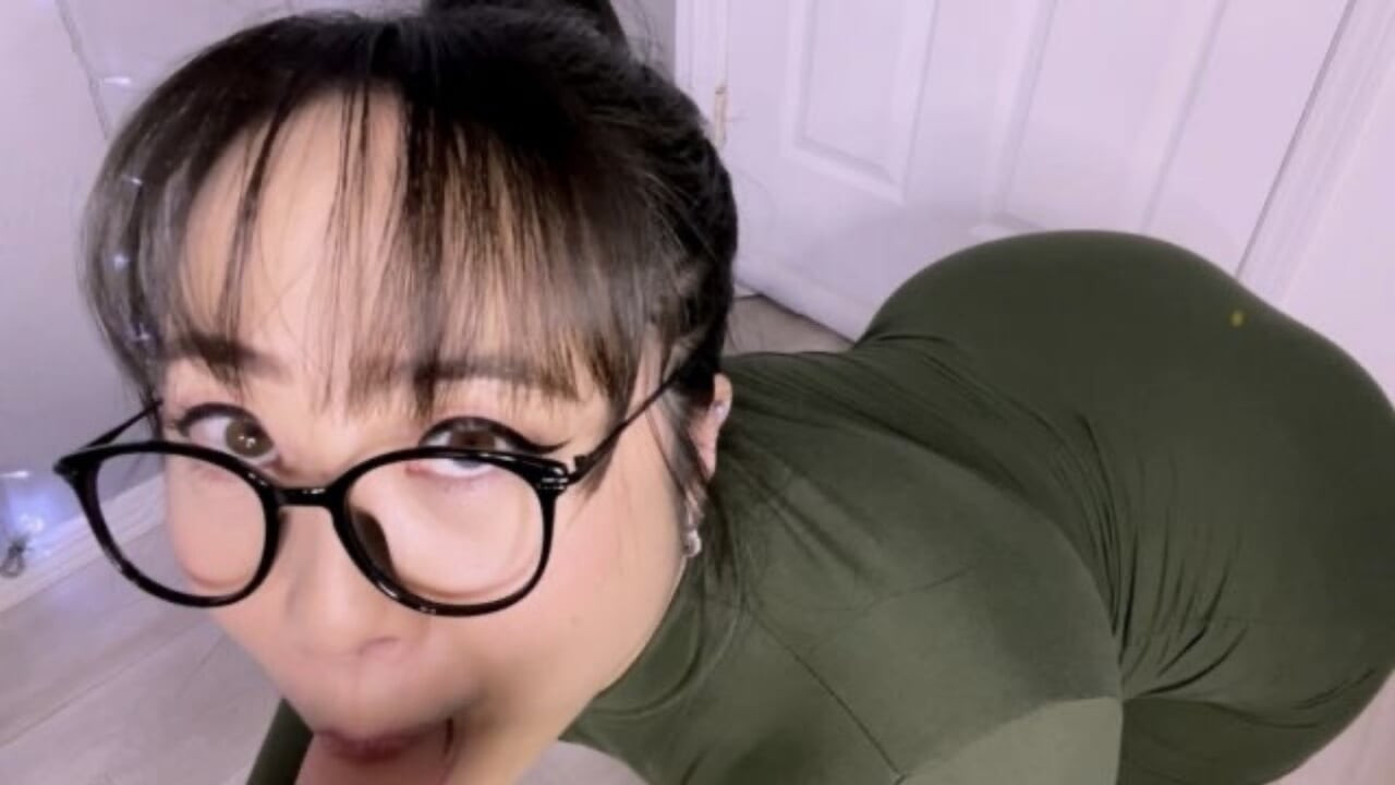 자지를 빠는 섹시한 아시아 사서 - ASMR BJ