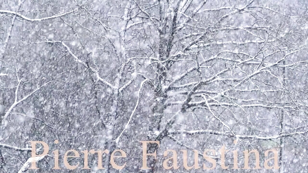 Zuigen en bijten tepels van mijn rijpe vrouw tijdens het voeden