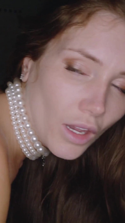 La morena con curvas Mary Rock se vuelve a conectar apasionadamente con el joven Brady Bud | Clip 1