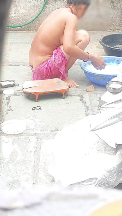 Detik yang menyeronokkan dari "Nampak adik tiri mandi di tempat terbuka, adik tiri kelihatan sangat panas"