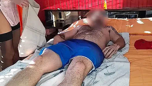 Pantat tukang pijatku dientot habis-habisan sama bayaran tambahan