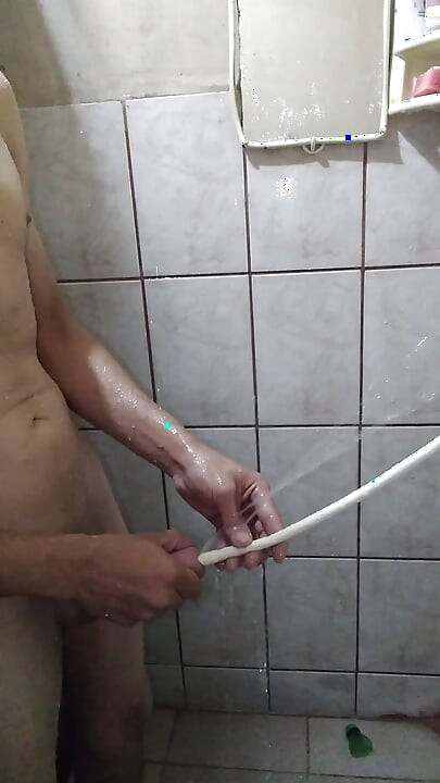 Membersihkan uretra di kamar mandi