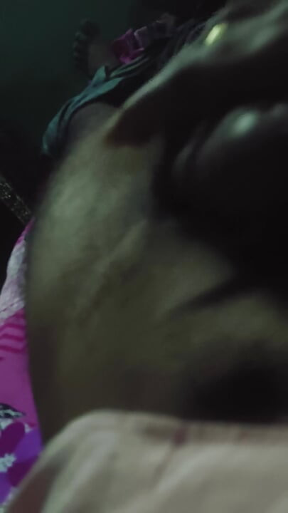 Wife aur husband raat ko sex karte hain aur bada Anand aata Hai jab andar leti Hai