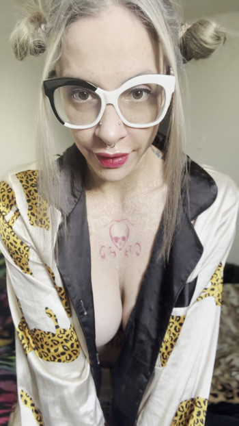 Pussy teasing here, tits pleasing there 😘