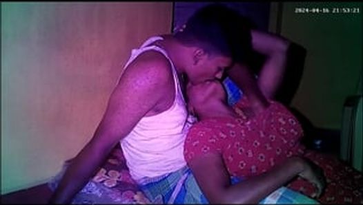 Indische dorfhaus-ehefrau küsst nacht