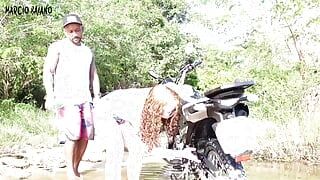 Menina loira recebe seu cu fodido duas vezes por um cara que a ajudou a lavar sua motocicleta em The Creek