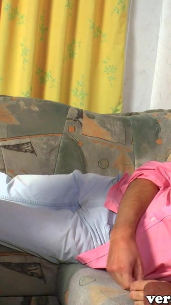 जर्मन सौतेली बेटी अपने सौतेले पिता को पारिवारिक सेक्स करने के लिए मनाती है । क्लिप 1