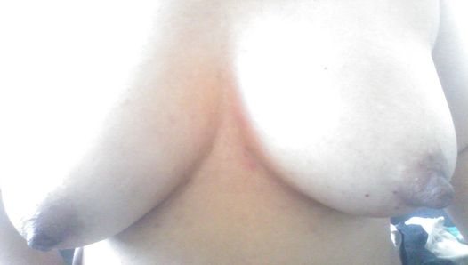 tetas al aire en casa