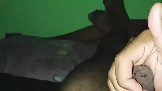 Sütünü boşaltana kadar mastürbasyon yapıyorum