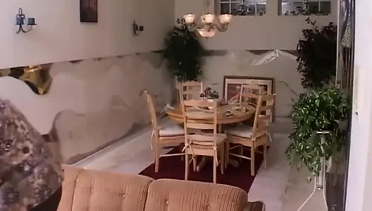 Olgun sarışının ayaklarına tapılıyor ve amcığı sert sikiliyor