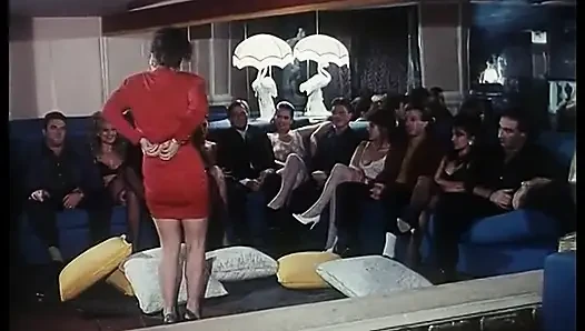 Heiße und elegante brünette strippt vor einer menge sexueller fanatiker