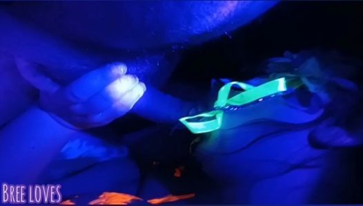 Schwanzlutschen auf einer Neon-Party - Bree liebt