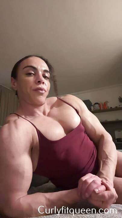 Sečeno milf telo sa mekanim sisama