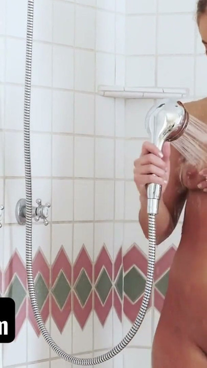 Sislovesme - üvey erkek kardeş ateşli üvey kız kardeş anal dildoyla mastürbasyon yapmaya cesaret etti ve götünü sikiyor | Klip 1