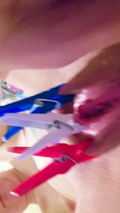 Ana zet sterke klemmen op Liz's geile poesje ... | Clip 1