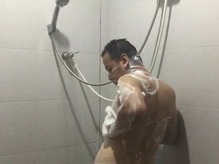 Kong dove m neemt een douche in de badkamer #2020