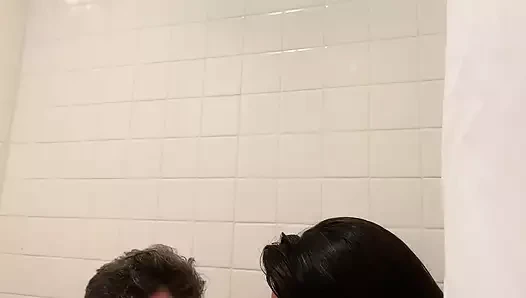 Мой 55 м фотограф был повсюду на мне после соблазнения его в ванне. Он получил меня хорошо!