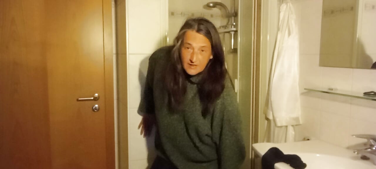 Everyday look out – Eva shows off her natural Rubens figure in the bathroom