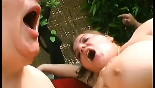 Riesige titten, fettes küken wird vom hengst im freien gefickt