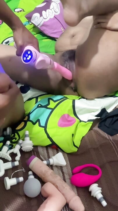 Memek ku di kocokin teman suamiku