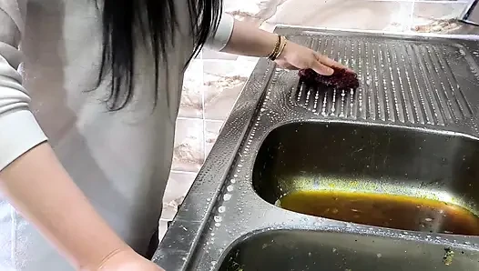 Pria Saudi ngentot pembantu arab di dapur