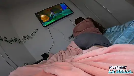 Я останусь одна с моим мужем, и он трахает меня так жестко, пока он не наполнит мое лицо спермой