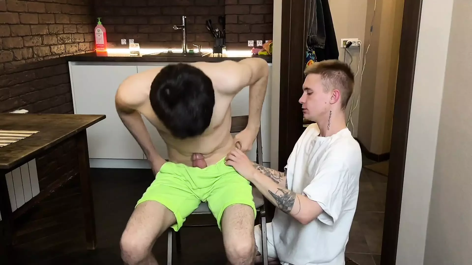 Twink mời một chàng trai với một con cặc lớn đến thăm, thổi kèn và đưa anh ta đến cực khoái