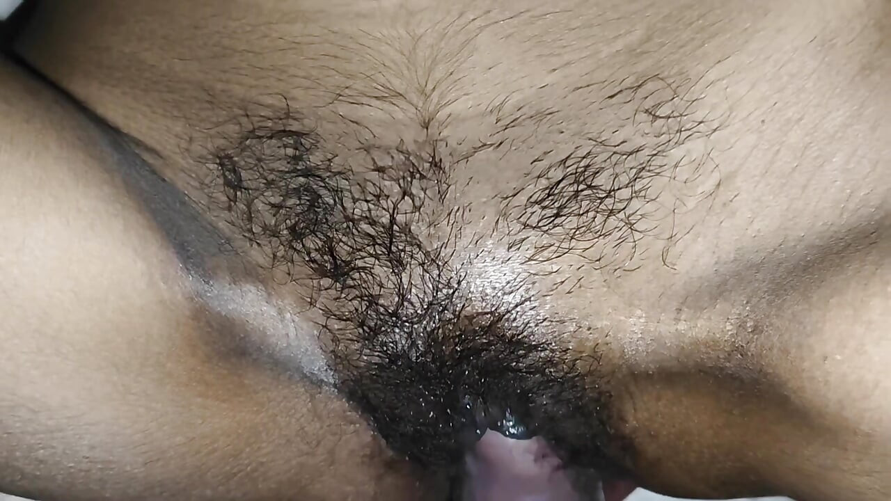 デシ村の痩せた女の子、ハードコアの口でフェラ、そして深い黒人の膣でハードコアなセックス。