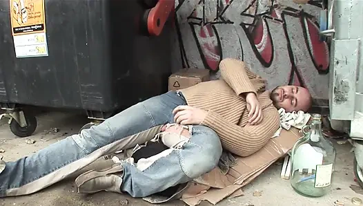 Brünette zwillinge helfen sich gegenseitig, mit dem gleichen typen zu ficken