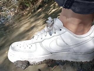 Jon Arteen yeni spor ayakkabıları Nike Air Force One AF1 çorapsız ile çamurda oynuyor. Oğlan ayak fetişi eşcinsel porno videosu Bu twink tr