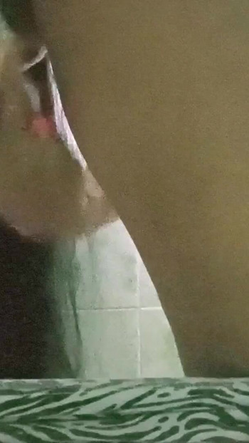 Zapanjujući trenutak iz filma "Kupaonska kamera snima pičku moje polusestre"