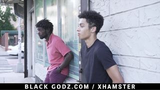 Blackgodz - zwarte god beukt een nieuwkomers strakke kontgaatje