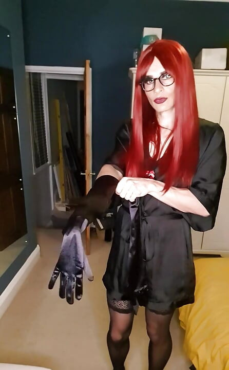 แต่งตัวในชุดชั้นในและเป็นหัวแดง นายหญิง Jessica ยั่วยวนและหยอกล้อด้วยดิลโด้ใหญ่ 10 ของเธอ