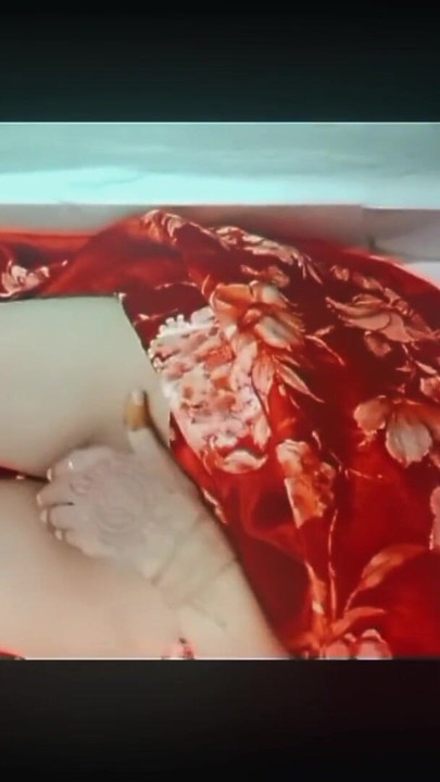 Key moment from "Lal saree me"
