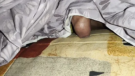 Azgın twink ateşli babasının yarağını sıvazlıyor