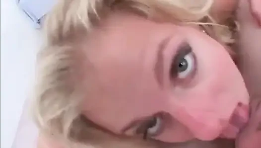 Cewek nakal rambut pirang lagi asik mainin memeknya sambil nyepong kontol