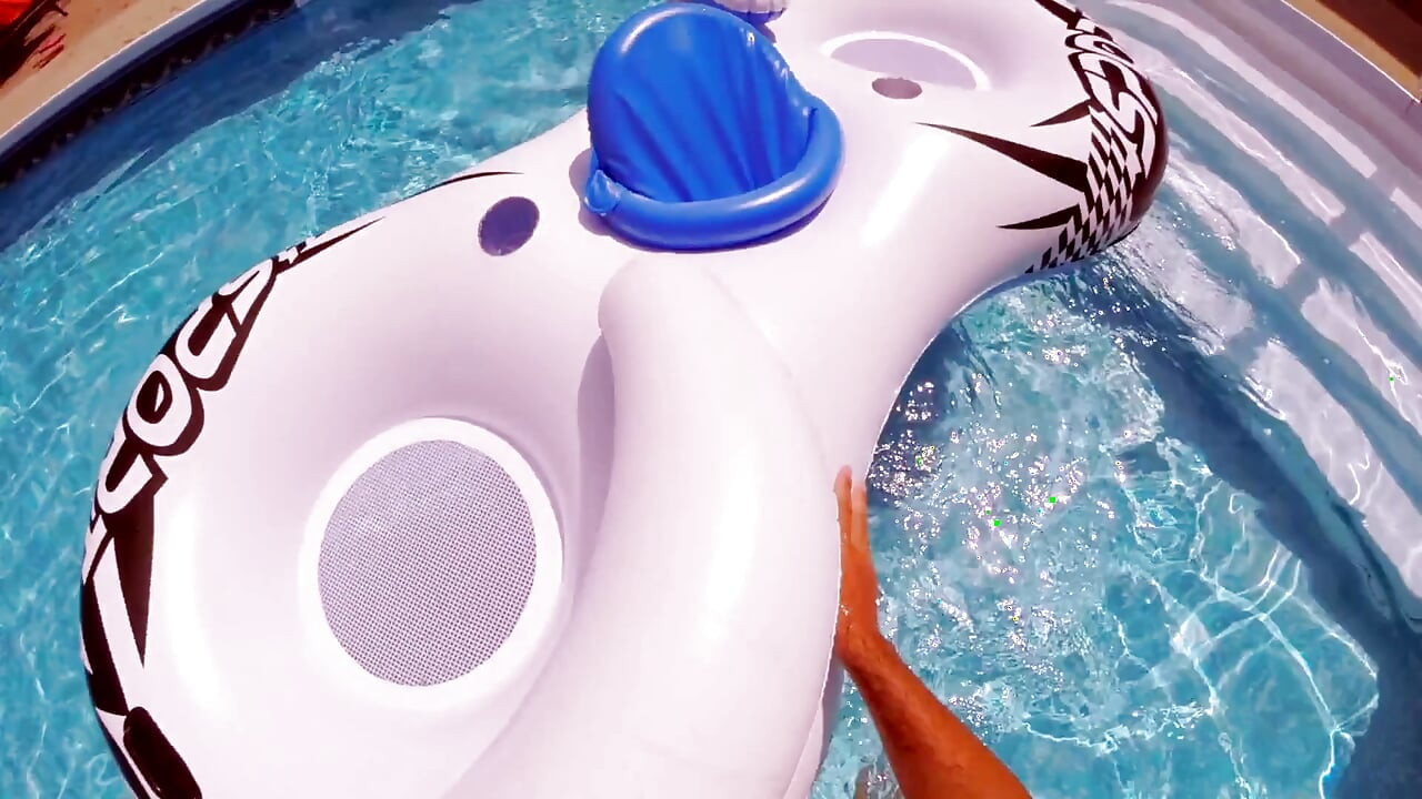 Nasser schwanz und muschispiele am pool