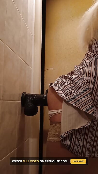 İtaatkar sürtük tuvalette duvara monte edilmiş dildoya biniyor