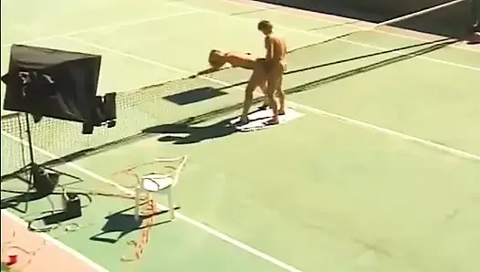 Обжигающе горячую на вид блондинку трахают на поле после игры в теннис