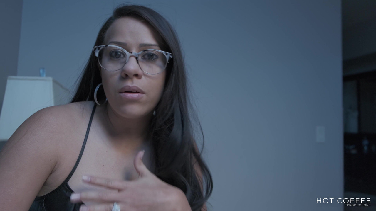 継母がホテルの部屋で継息子を誘惑し、乾いたままセックスする