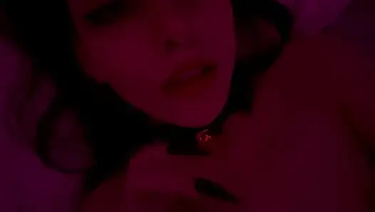 Echtes paar, intimer moment unter roten ampeln